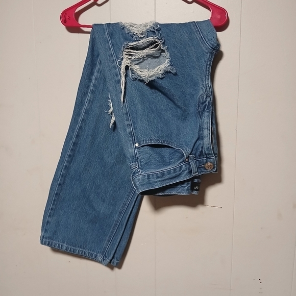 Enjean Denim company Distressed ladies blue jeans. Size 5. (30X30) - Picture 9 of 12